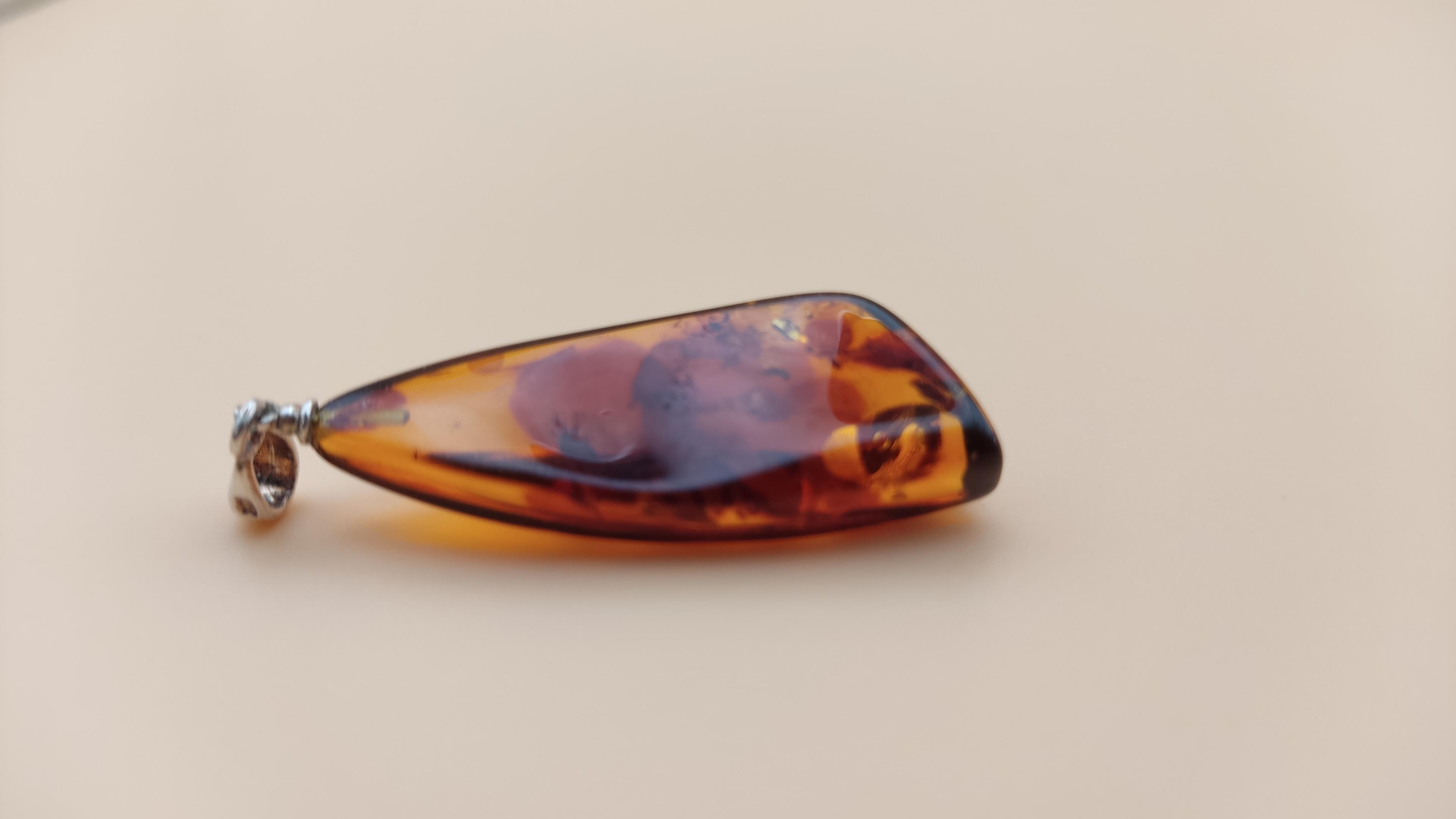 Wisiorek z prawdziwego bursztynu bałtyckiego – srebro próby 925 (3,22 g)