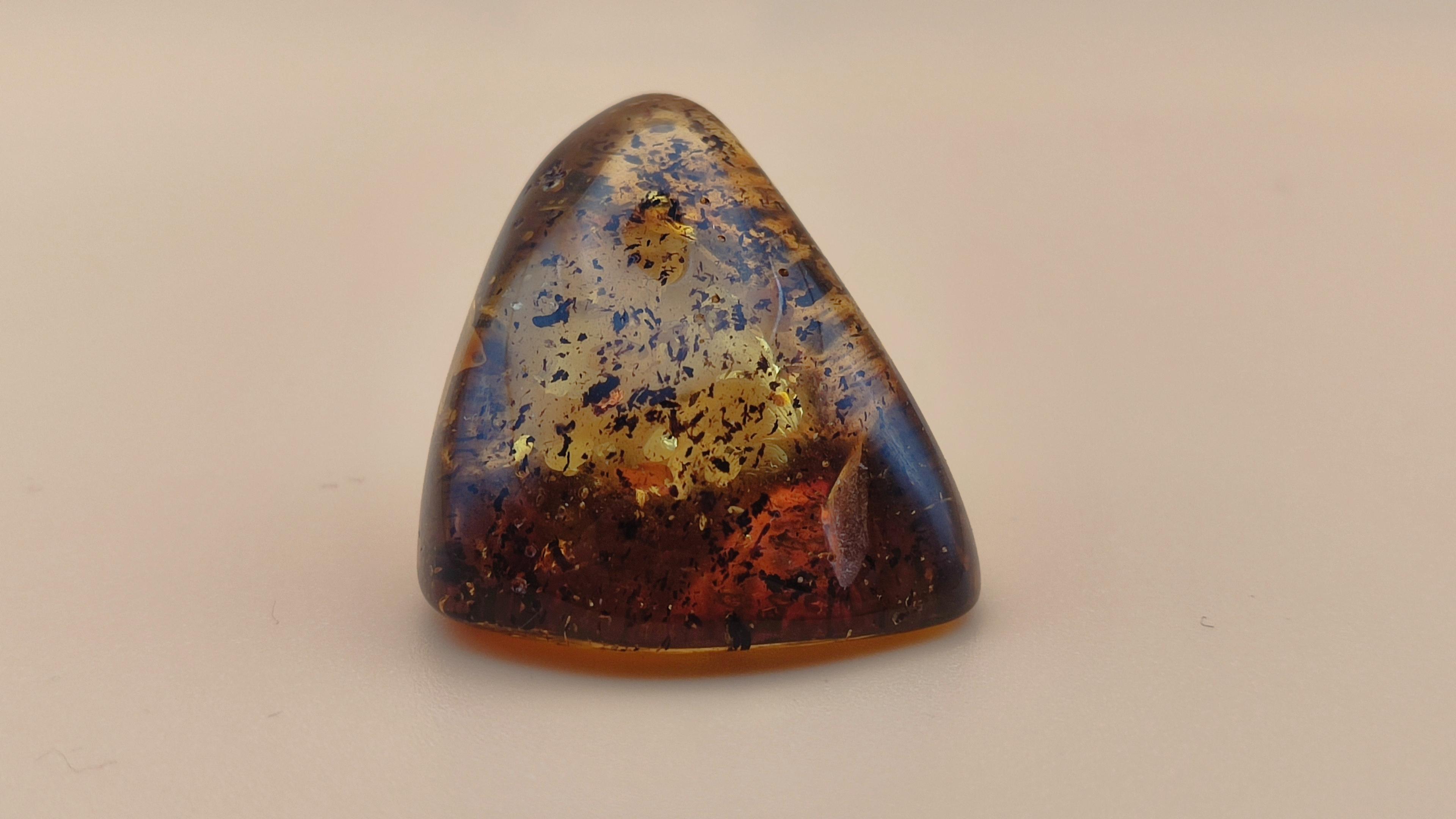 Mętny czerwony bursztynowy kamień view 2