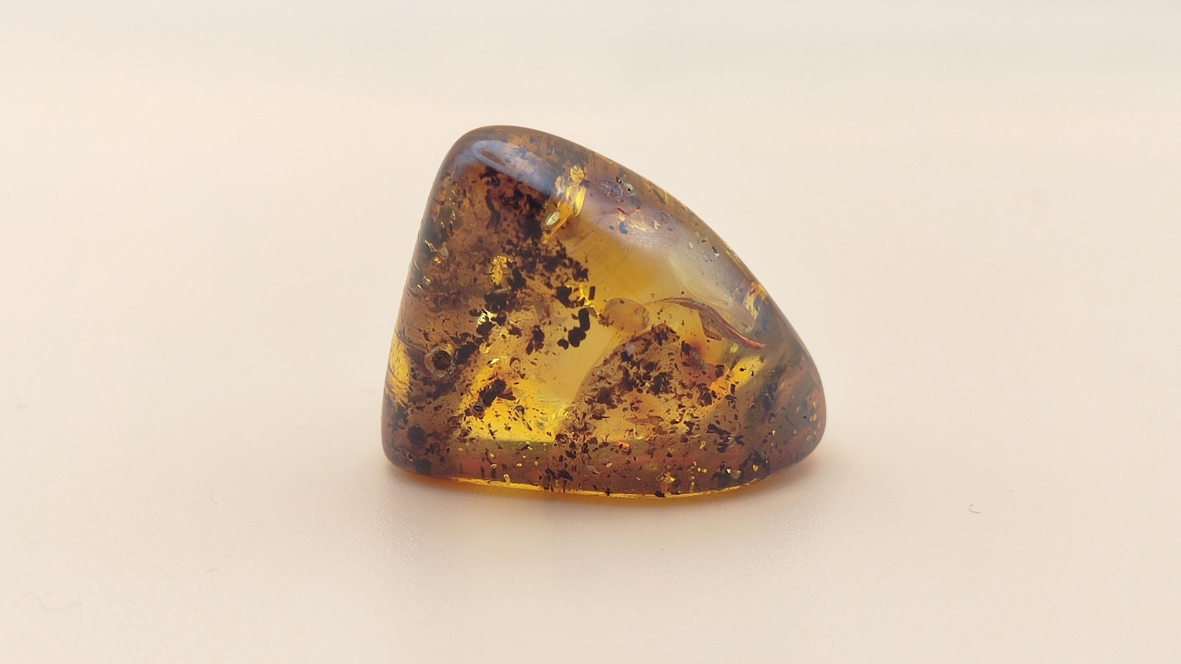 Mętny czerwony bursztynowy kamień