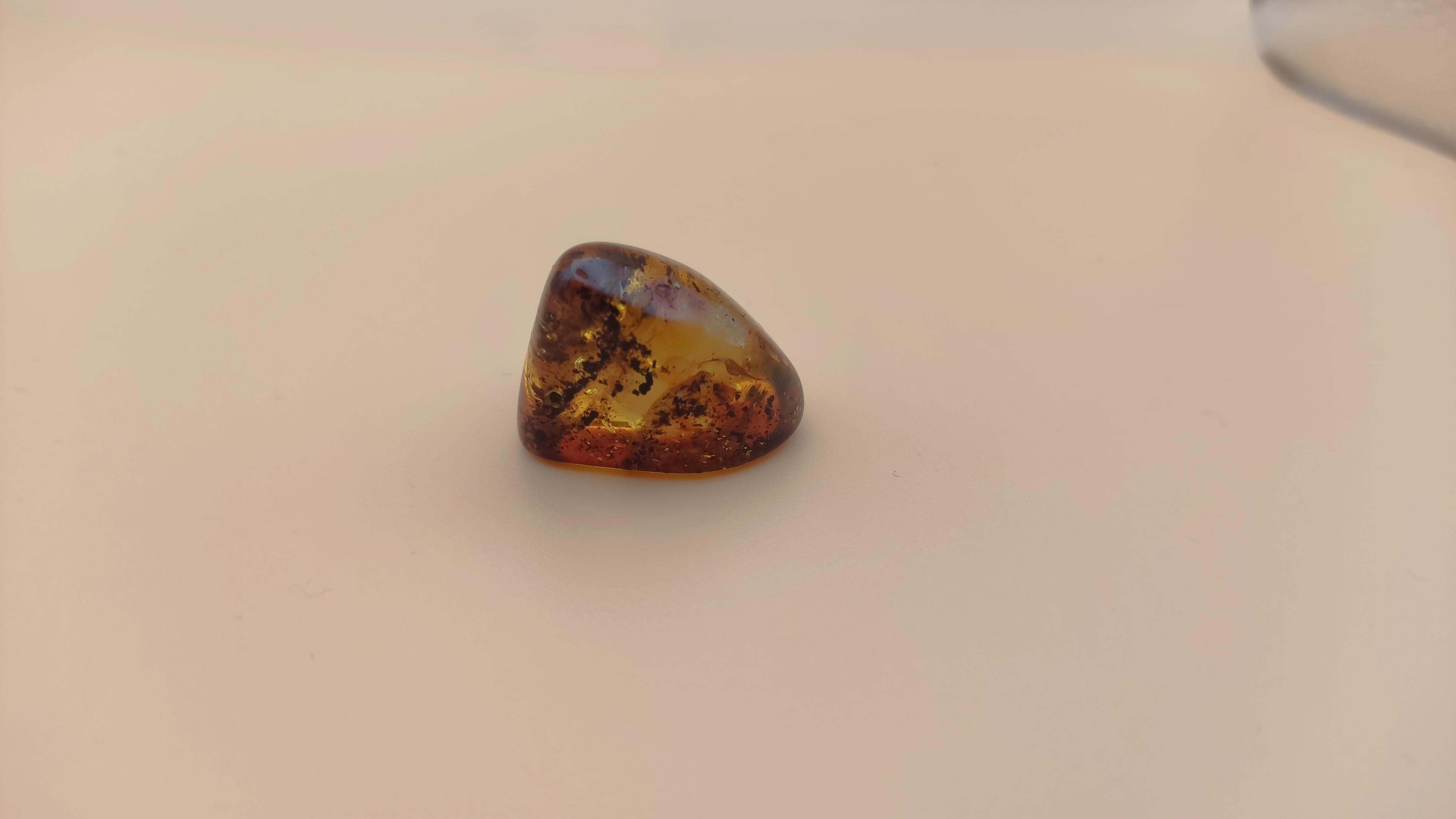 Mętny czerwony bursztynowy kamień view 3