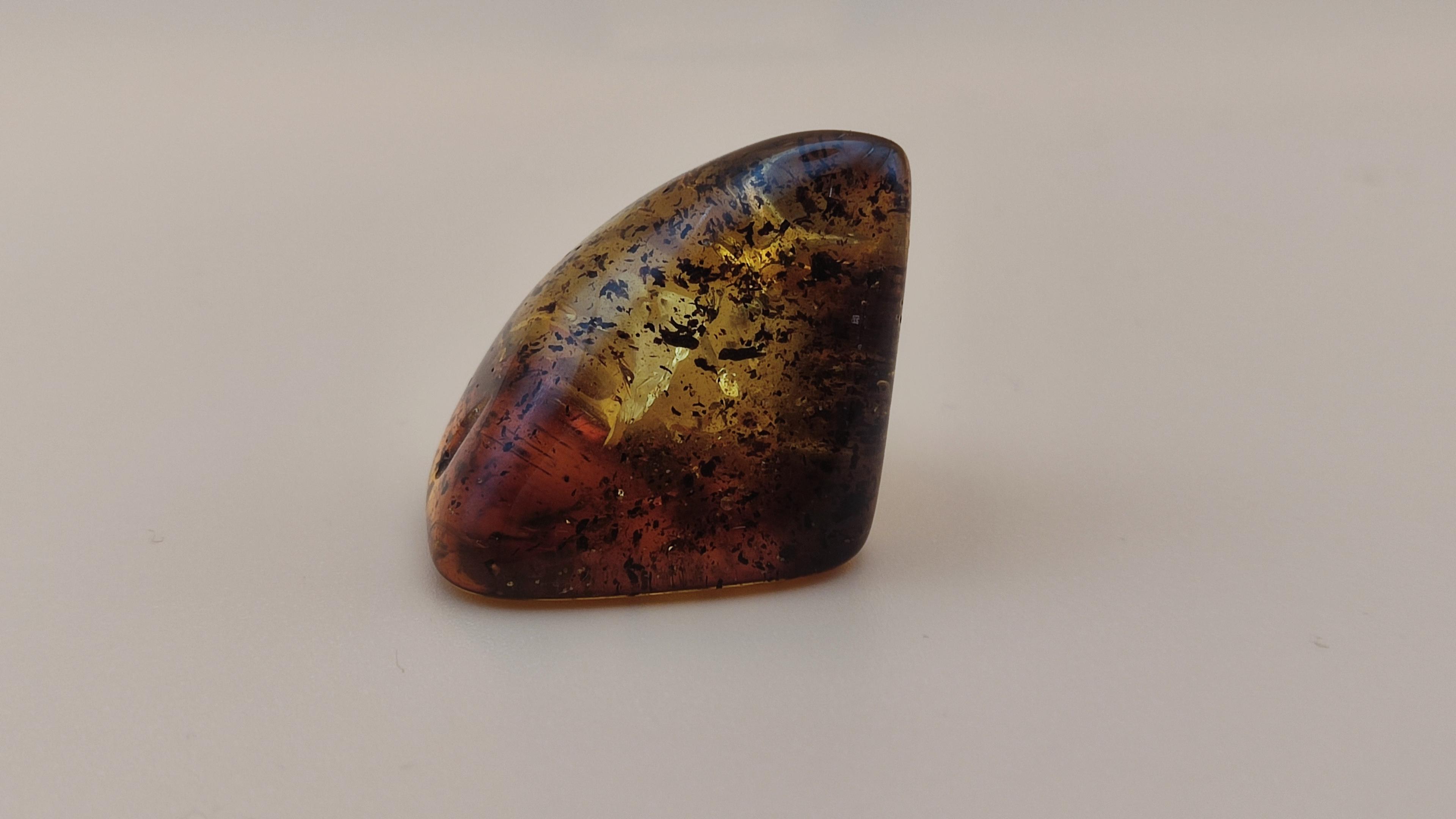 Mętny czerwony bursztynowy kamień view 4