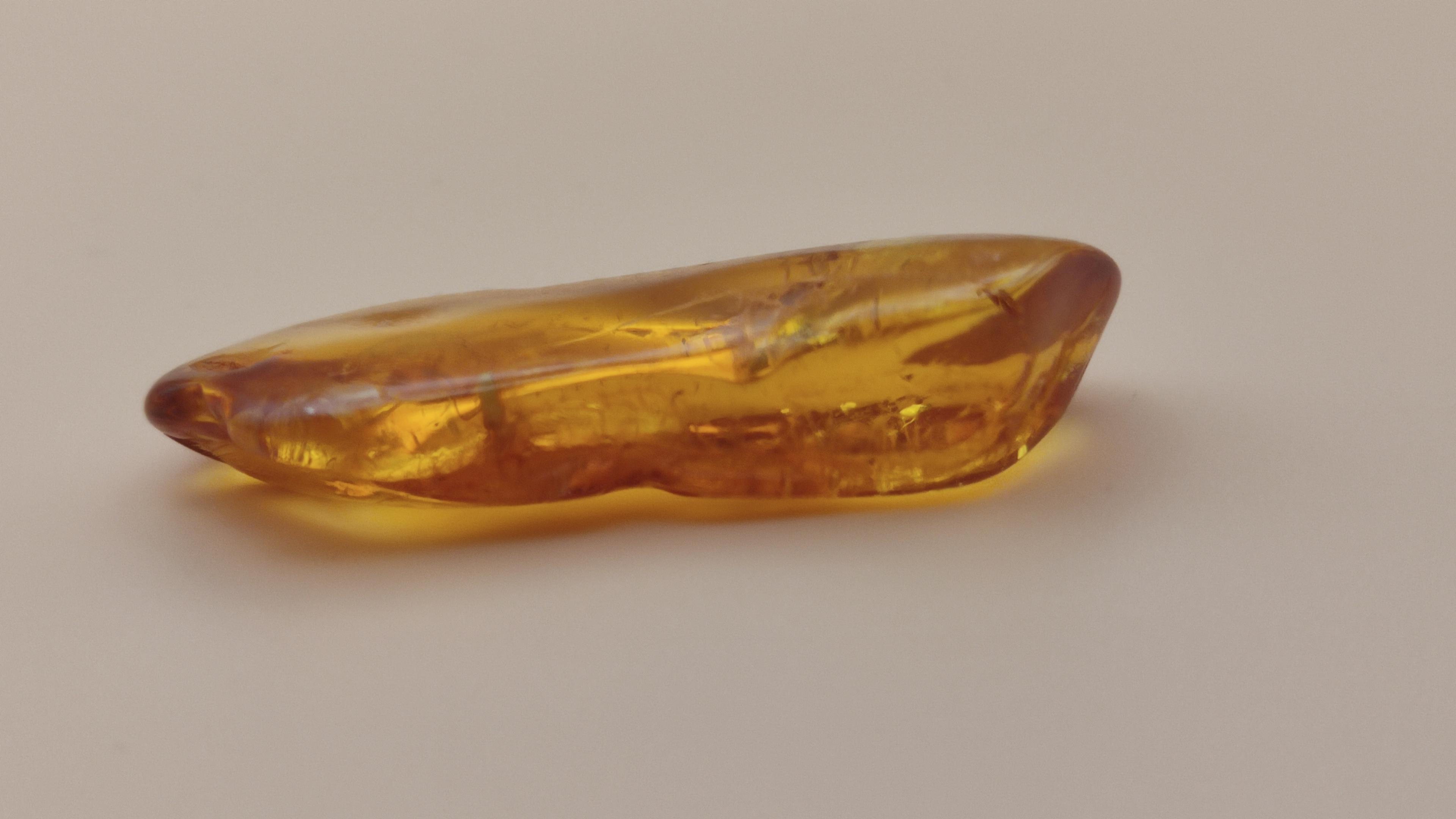 Błyszczący bursztyn