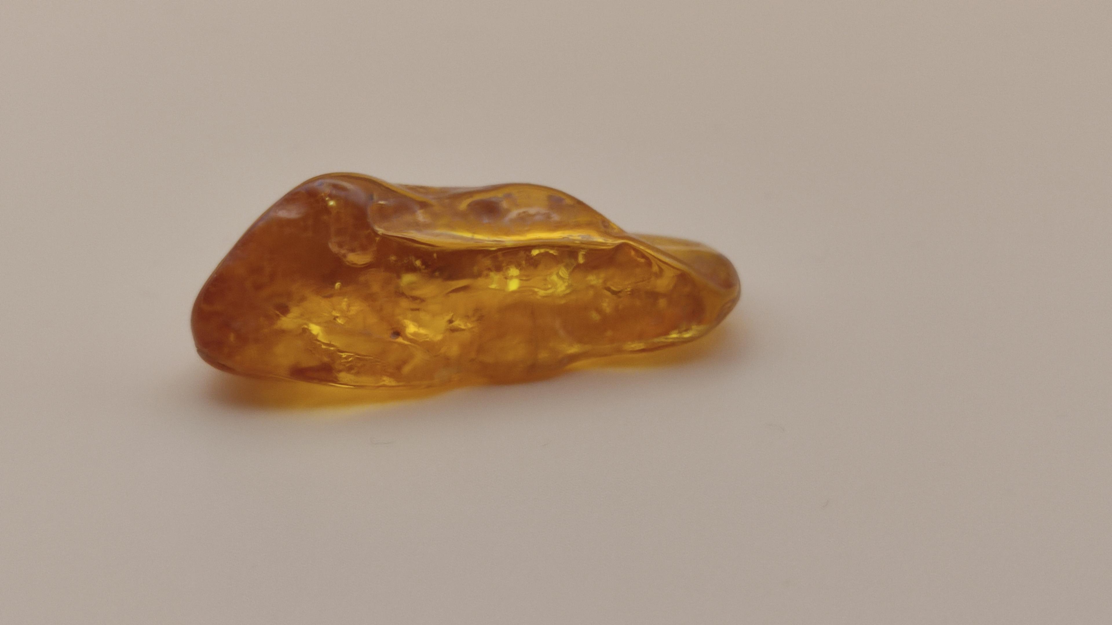 Bursztynowy kamień wygląda jak cukierek