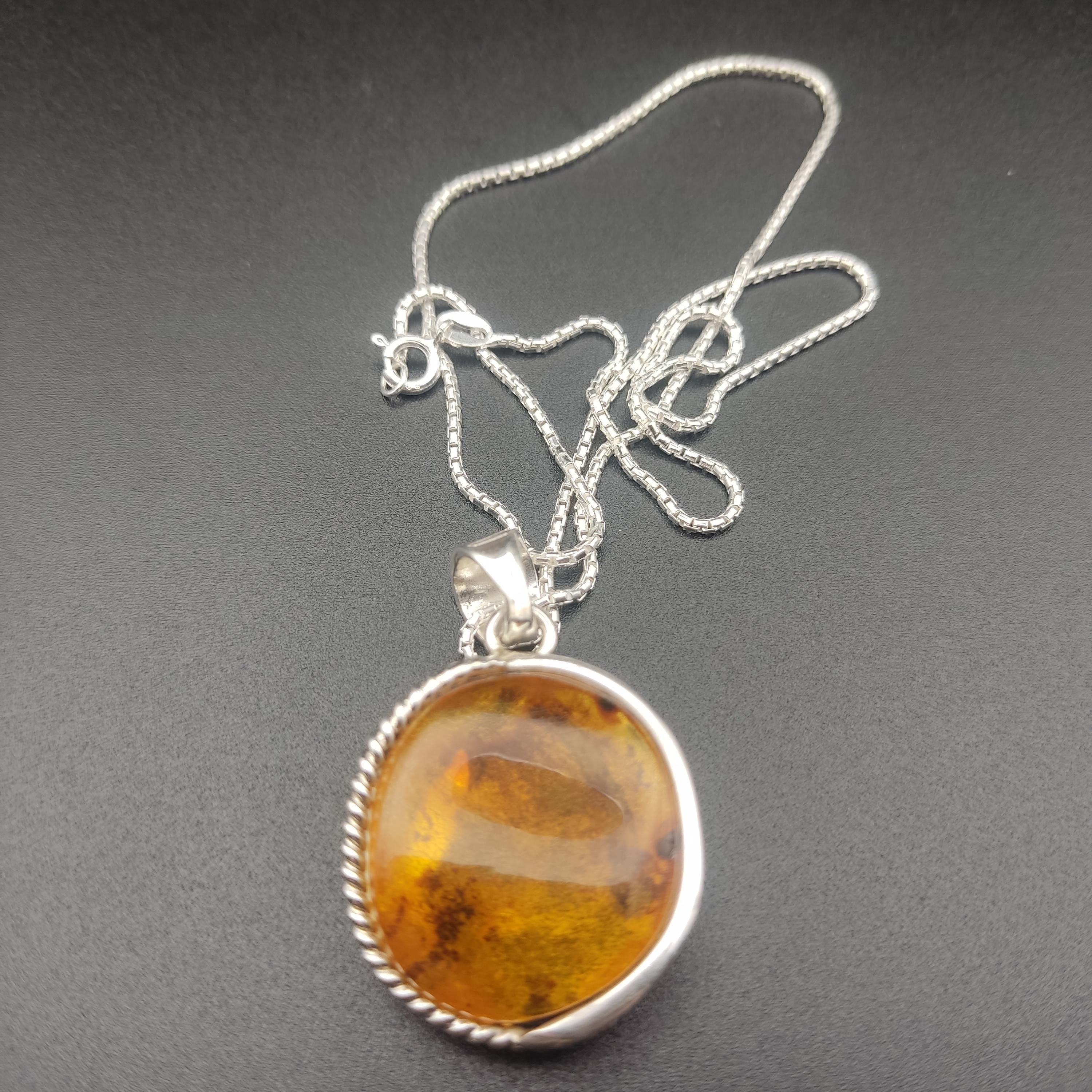 Piękny srebrny naszyjnik z bursztynem