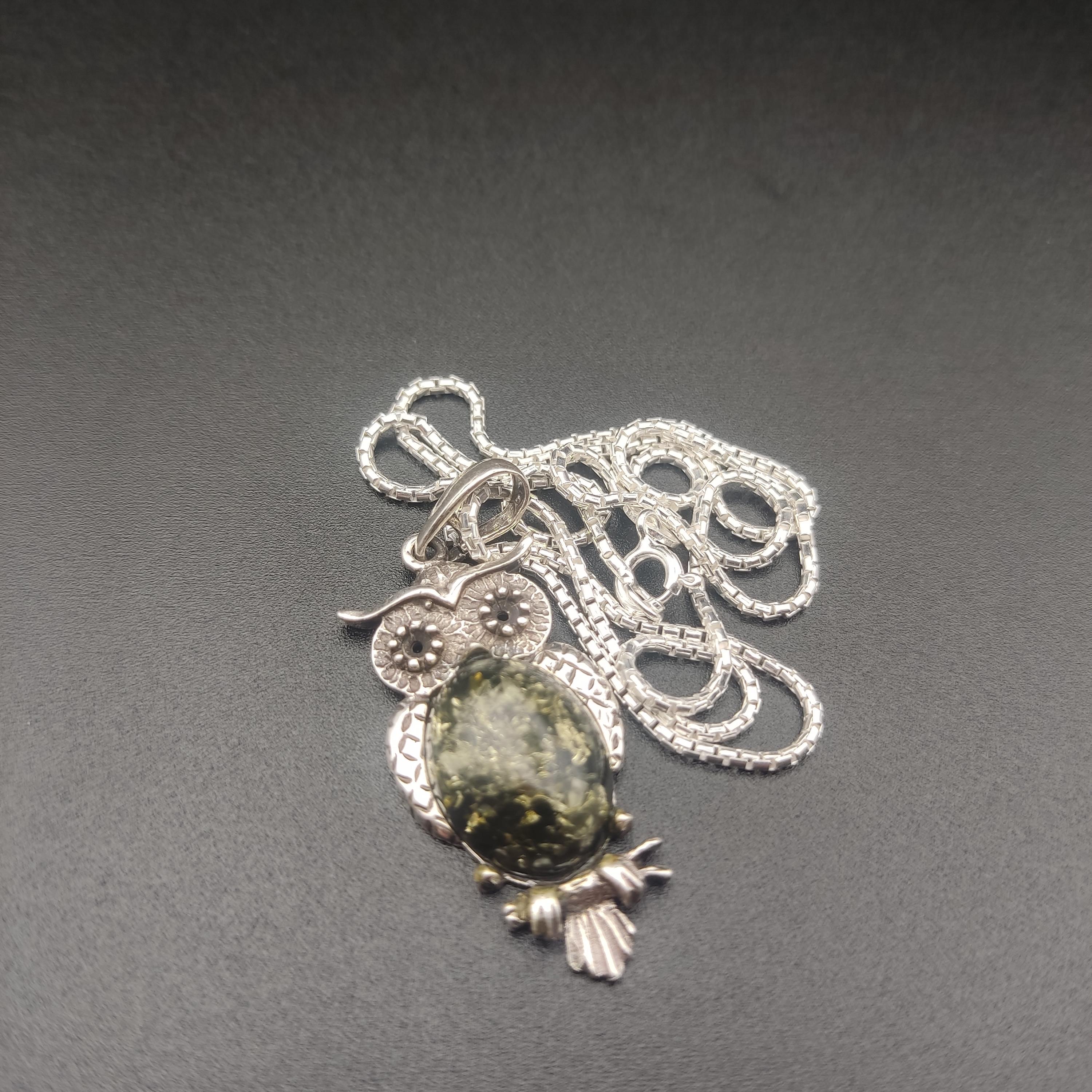 Wisior sowa ze srebrnym łańcuszkiem