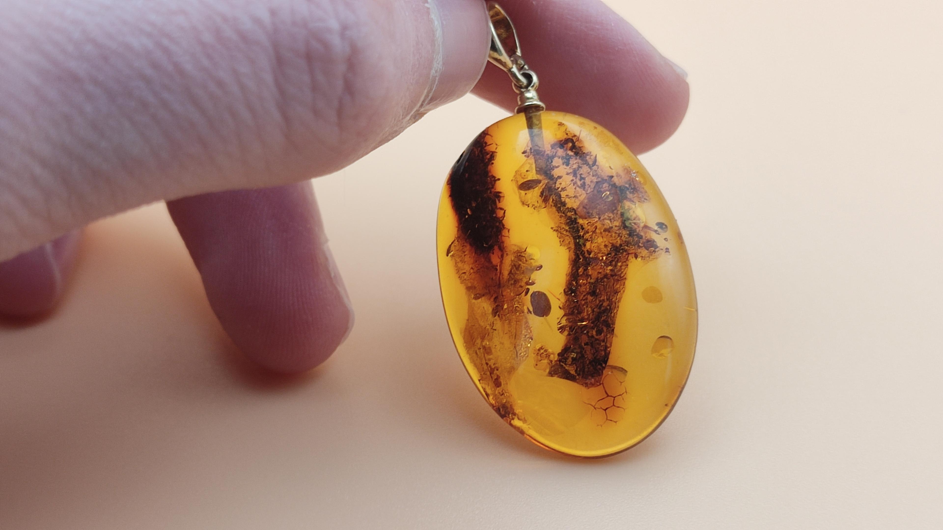 Testowany wisiorek z bursztynu bałtyckiego