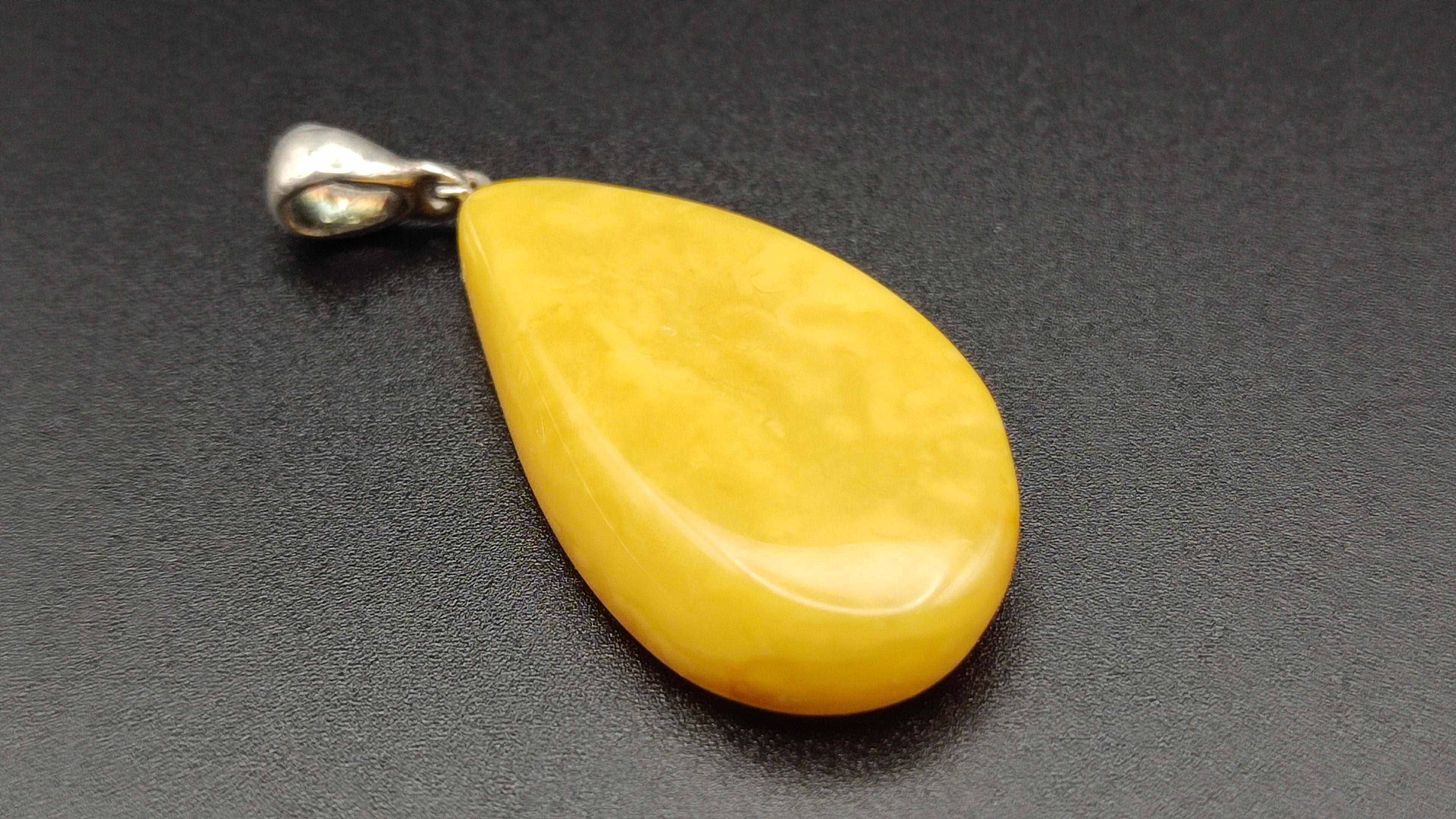 Wisior z mlecznego bursztynu