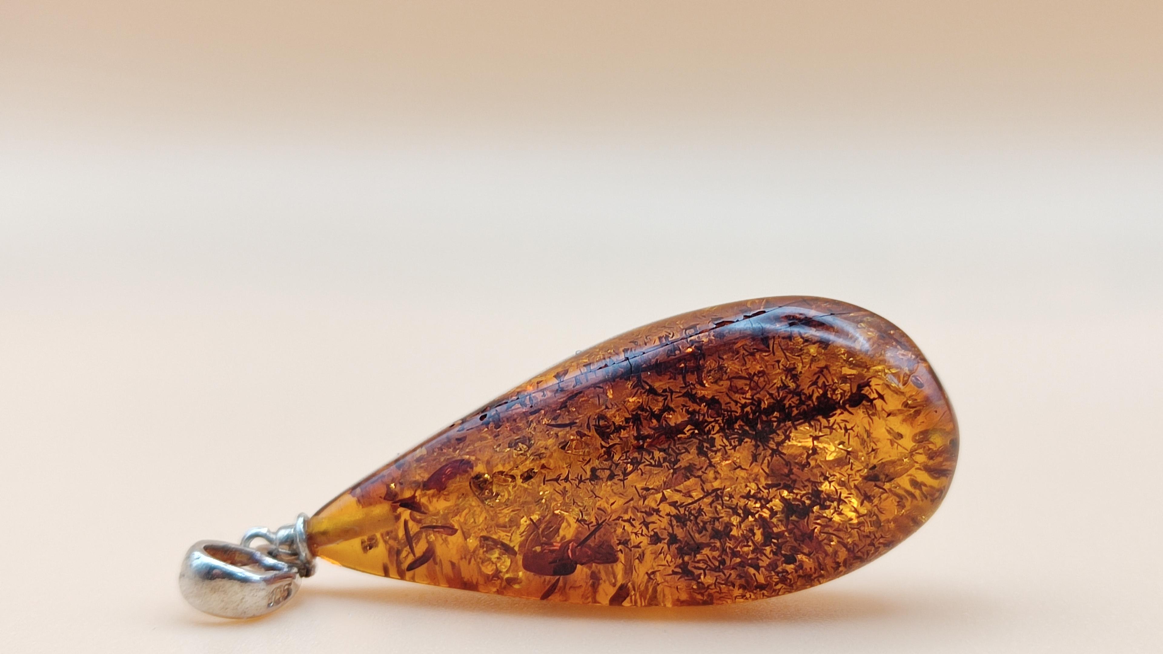 Piękny błyszczący wisiorek