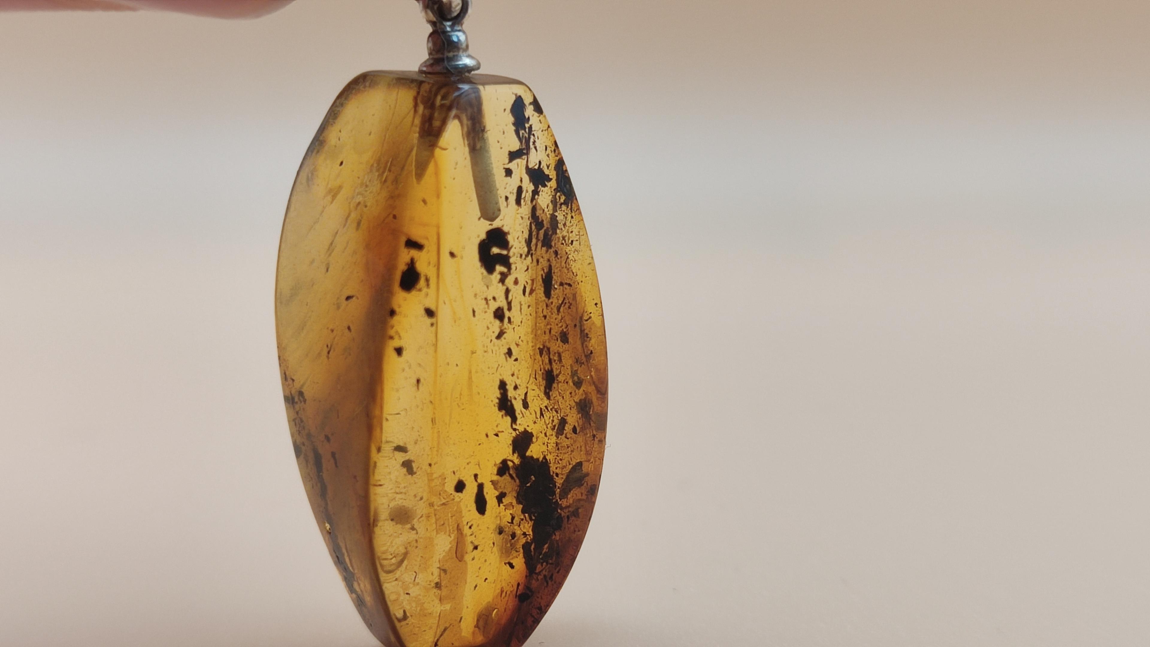 Wisiorek z bursztynu bałtyckiego o ładnym szlifie