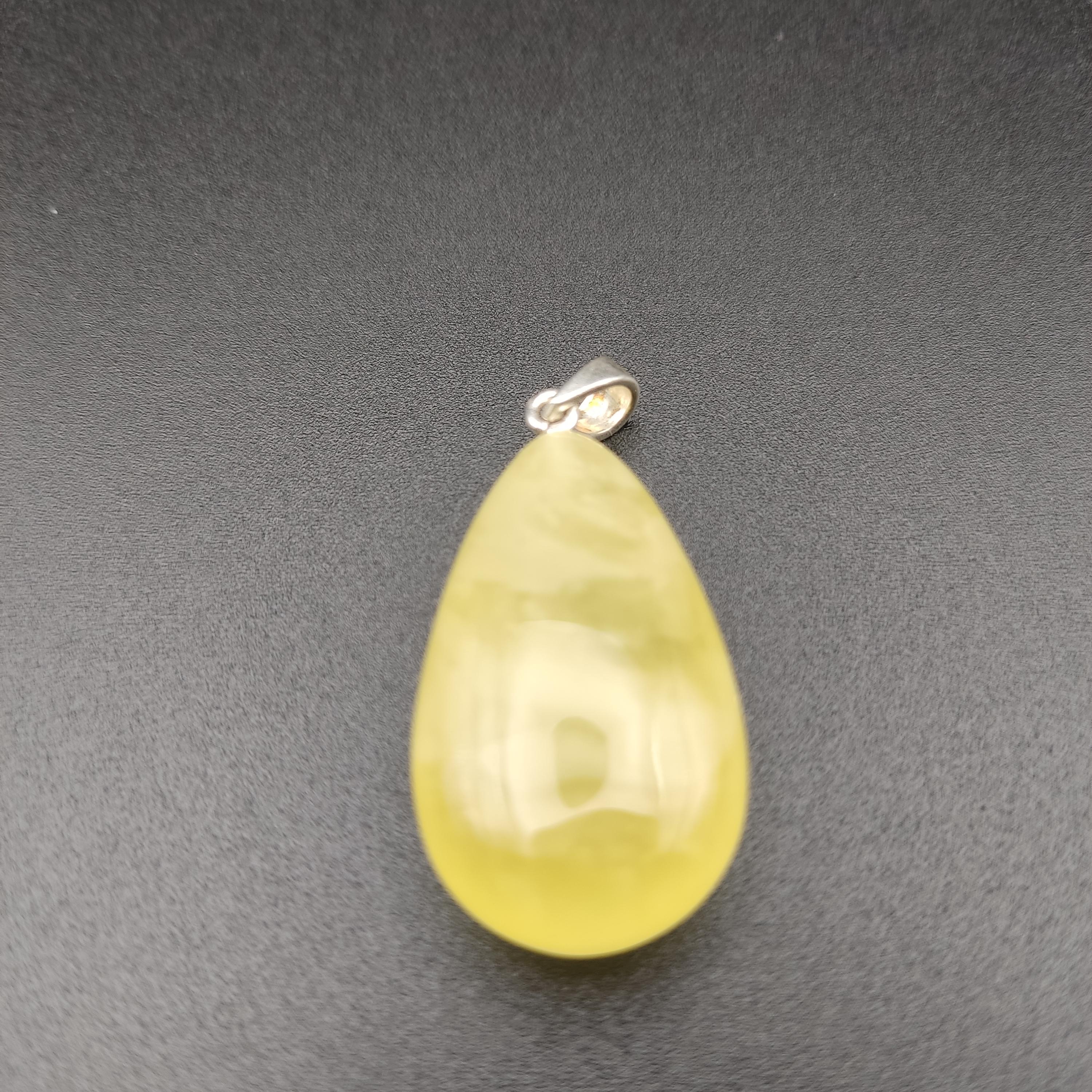 Piękny wisiorek z bursztynu królewskiego