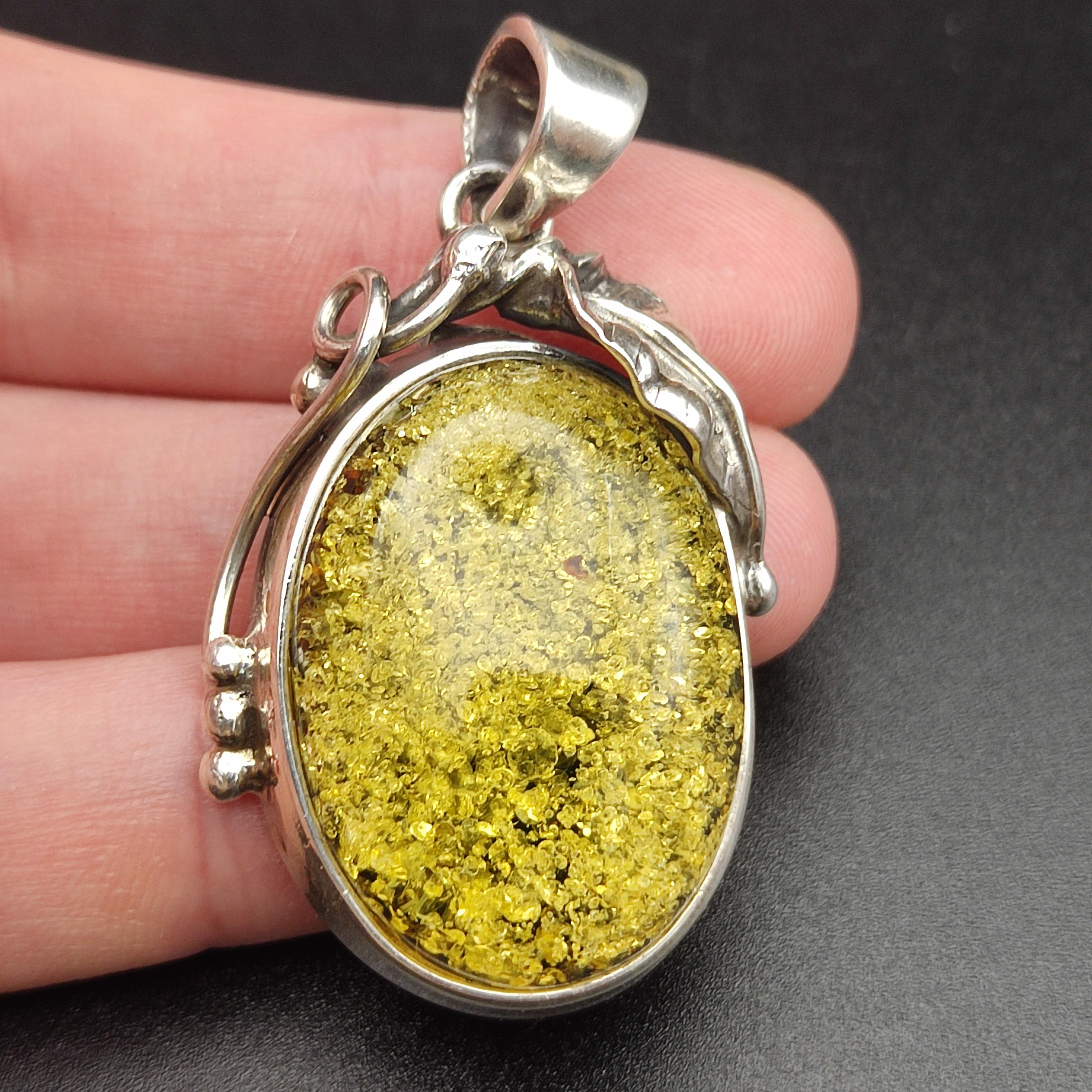 Wisior z zielonego bursztynu