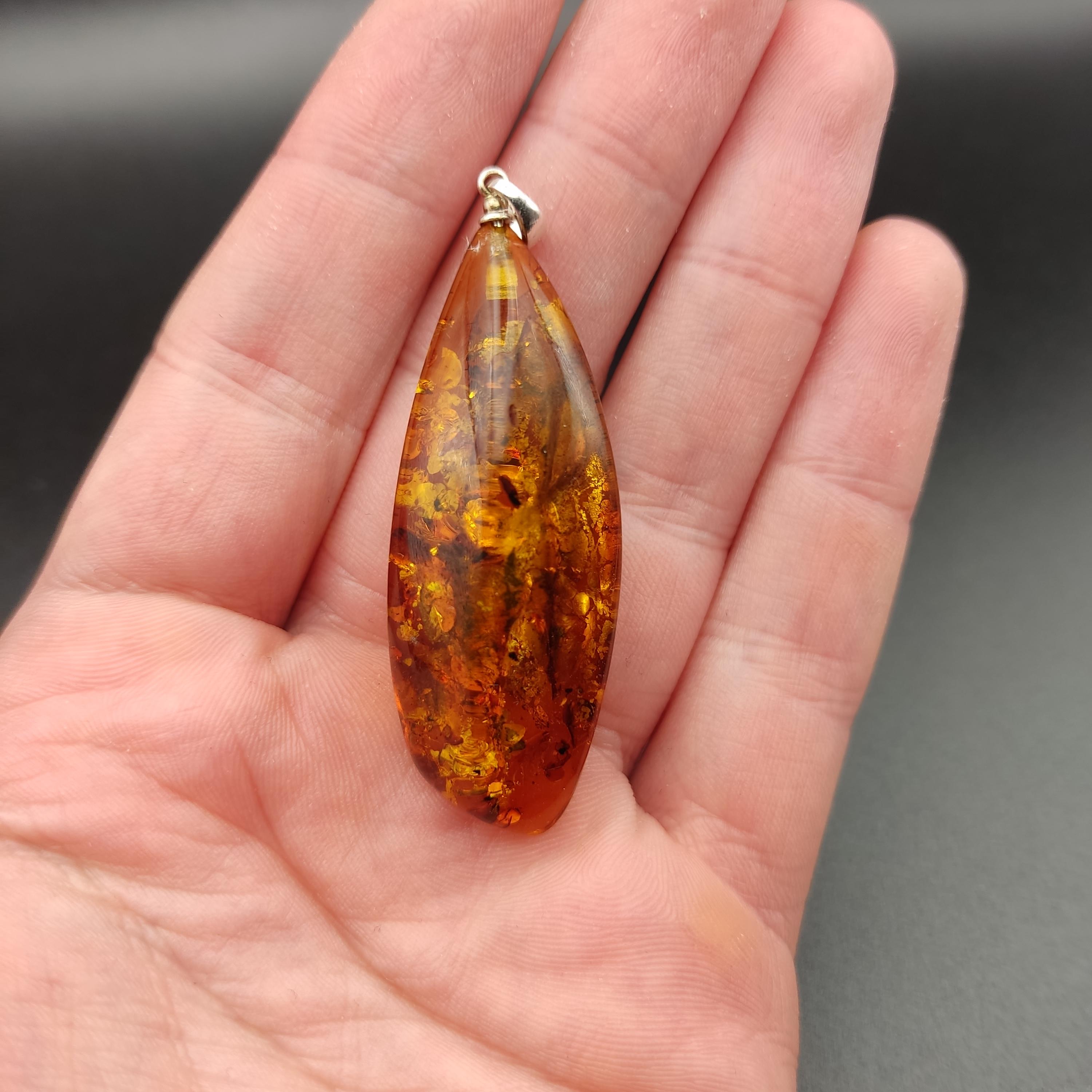 Duży bursztynowy wisiorek