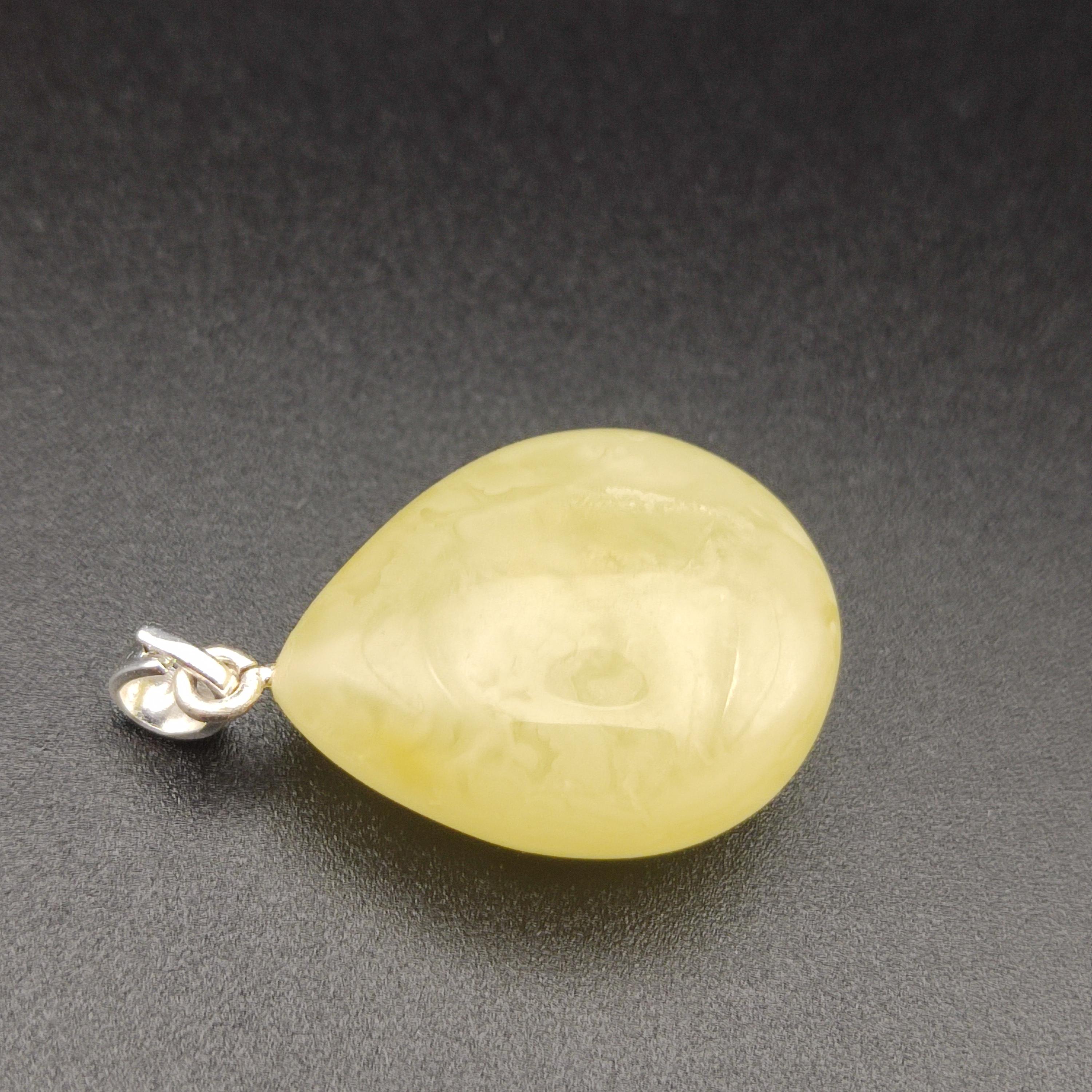 Wisior z bursztynu królewskiego