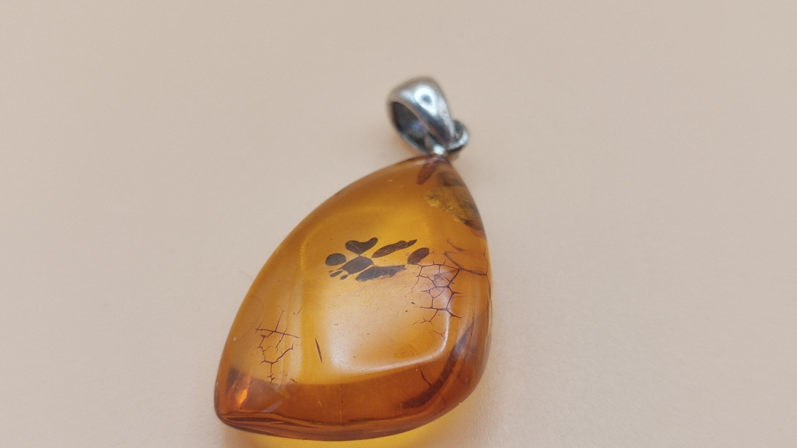 Wisiorek z bursztynu bałtyckiego z torem